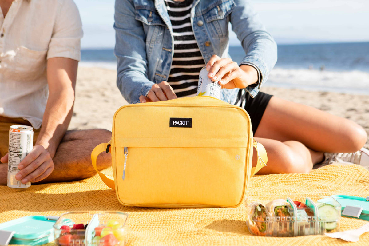 freezable-zuma-15-can-cooler-a0 2022_Lifestyle_Zuma-15-Can-Cooler_Lemonade_30_Lores.jpg