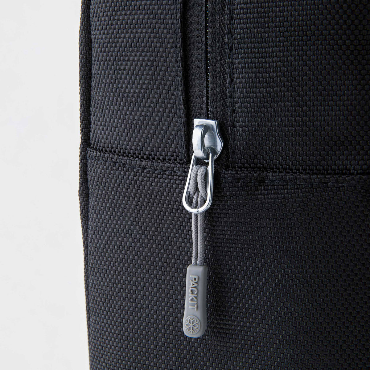 freezable-wine-carrier-y5 freezable-wine-carrier-black-ecofreeze-plus-zoom-zipper-pull.jpg